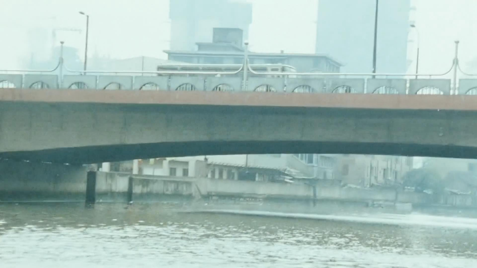由西向东拍苏州河