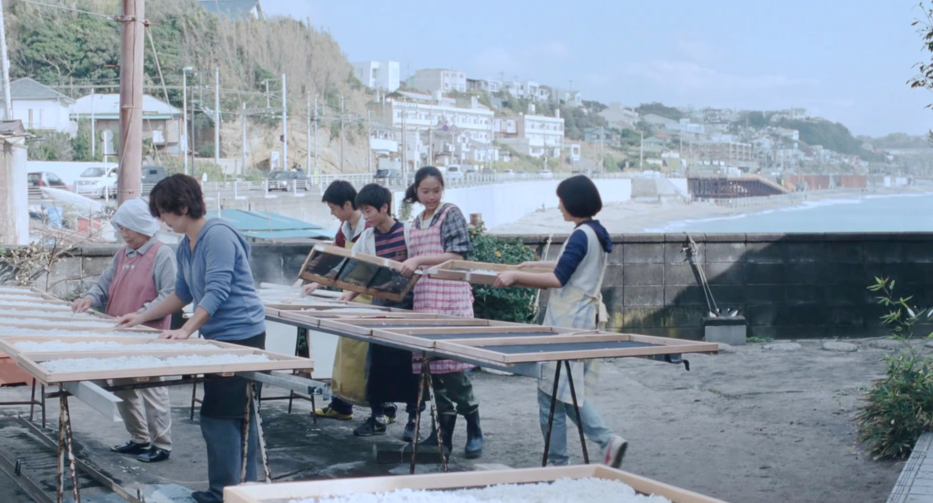 铃与同学晒鱼