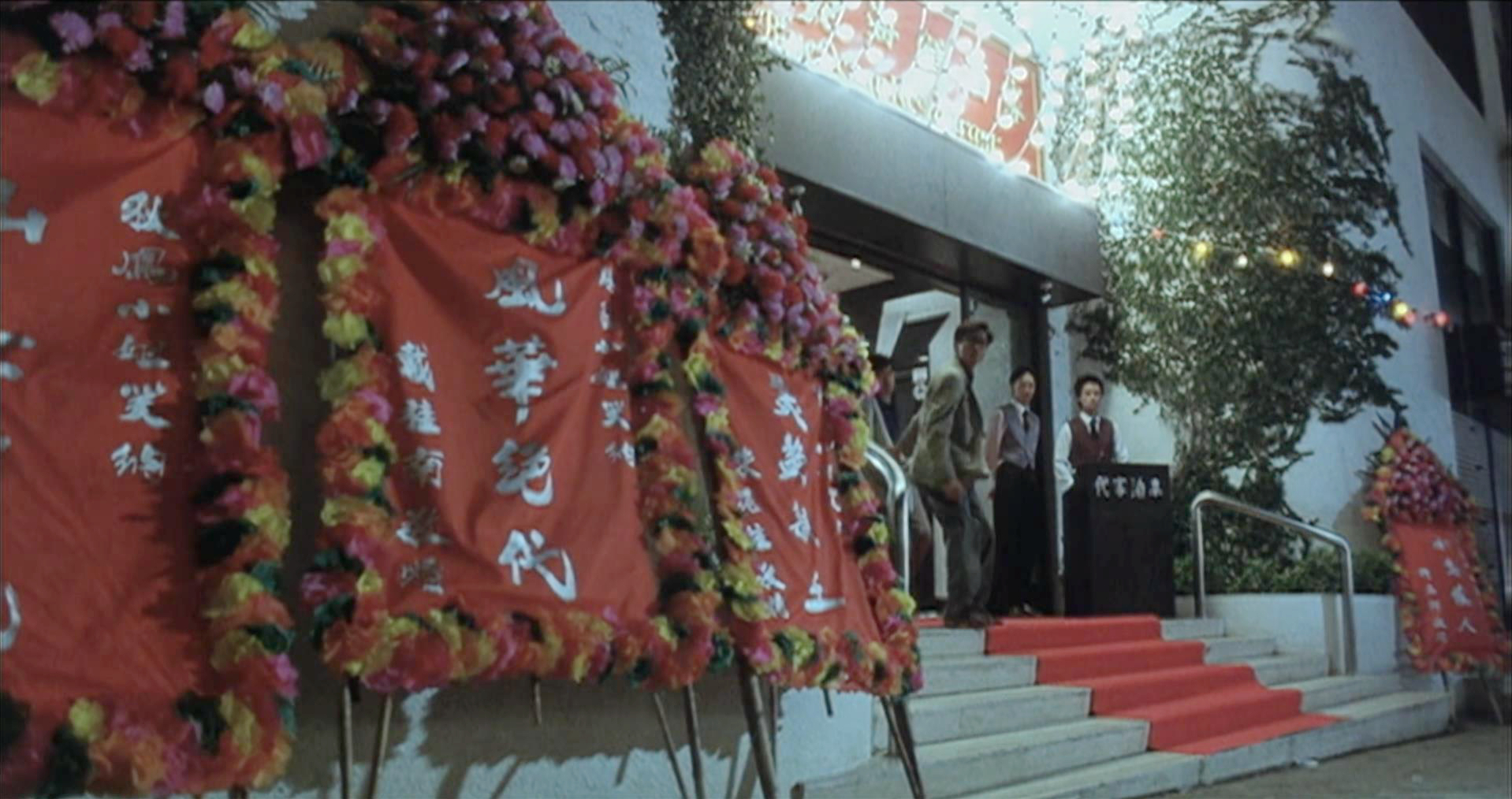周英杰醉卧车中