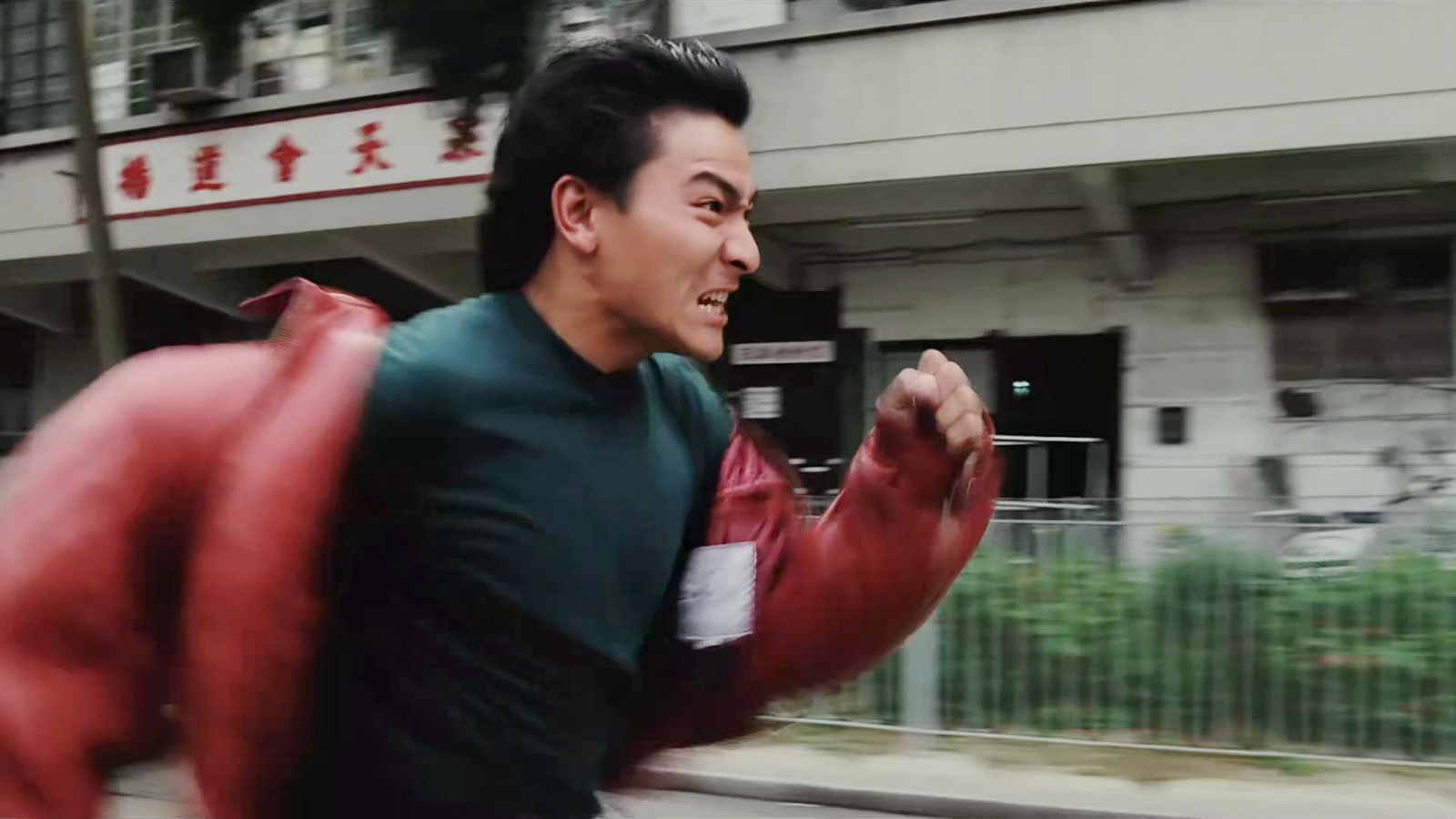 小刀跑回巧克力身边