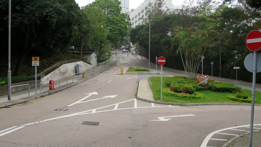 宝马山道与支路交叉口