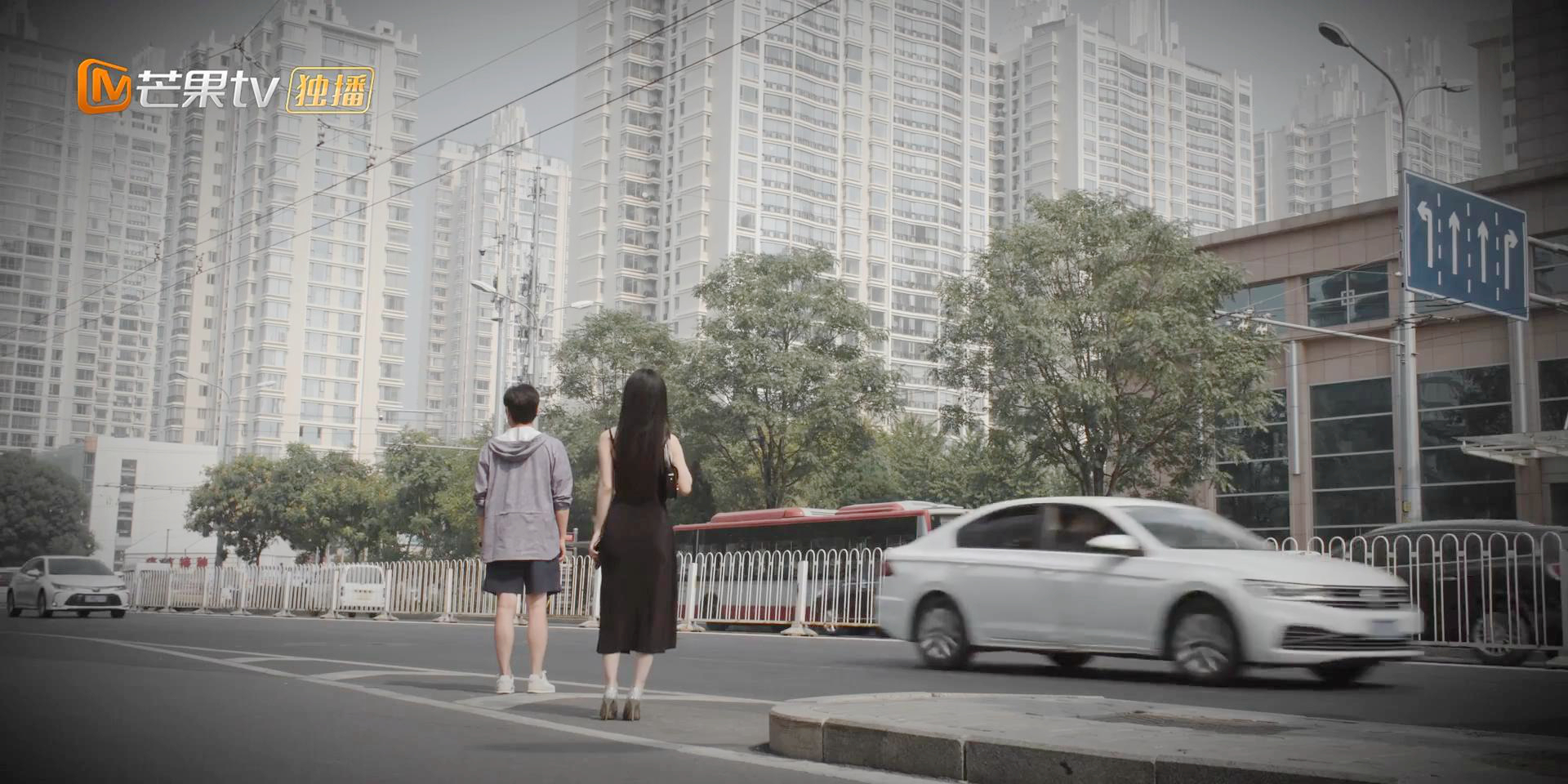 马其远带林心姿坐公交车