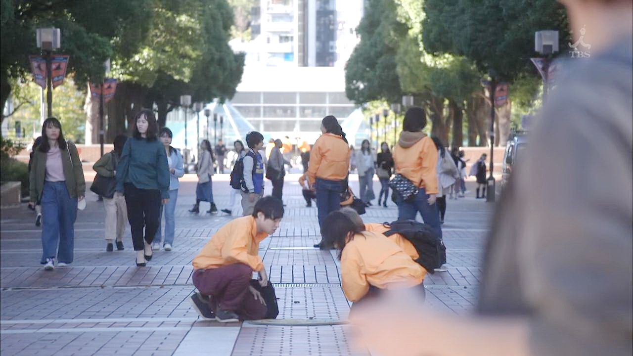 寻找窨井盖划痕
