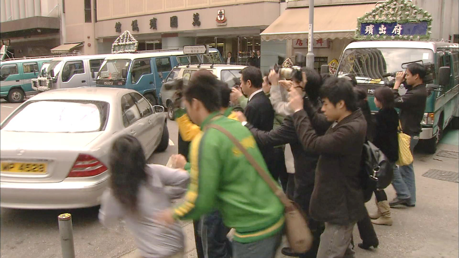 贺哲男现身何太葬礼
