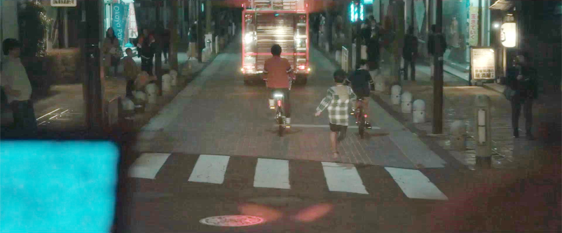小学生追消防车