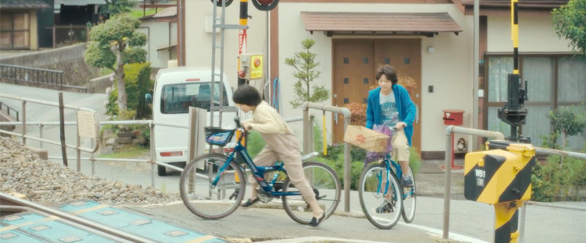 骑车经过铁路道口