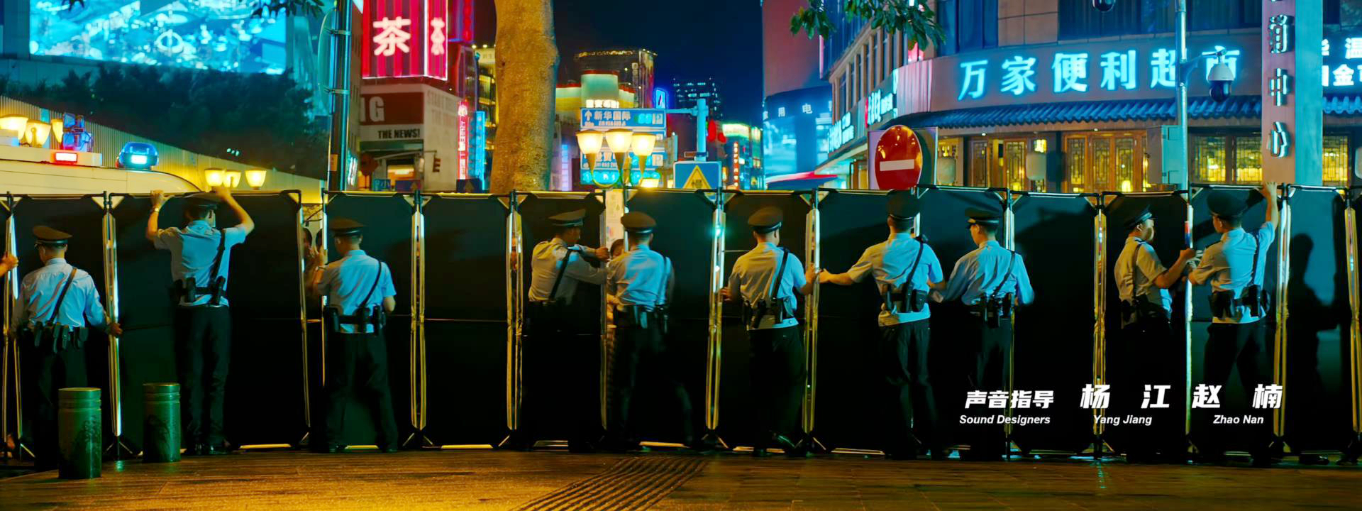 群众围观拍照的地方