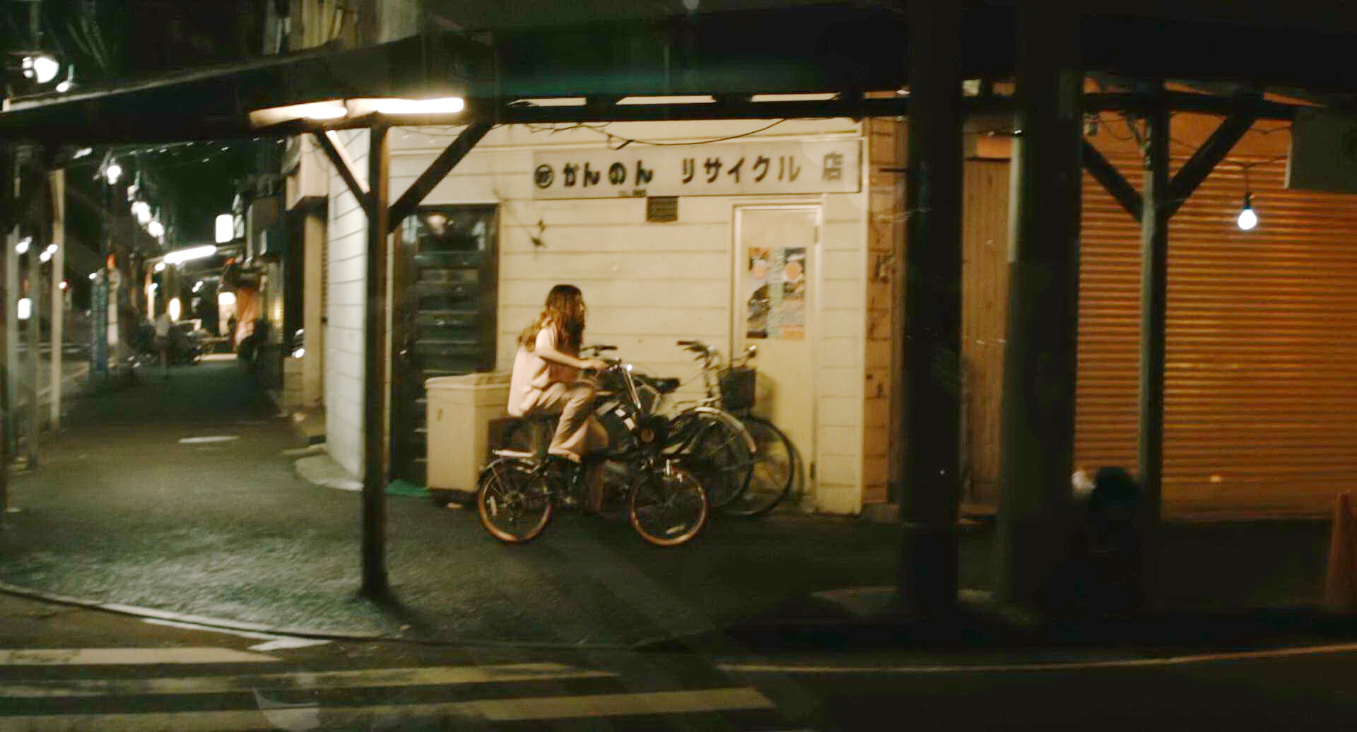 去百元店的路口