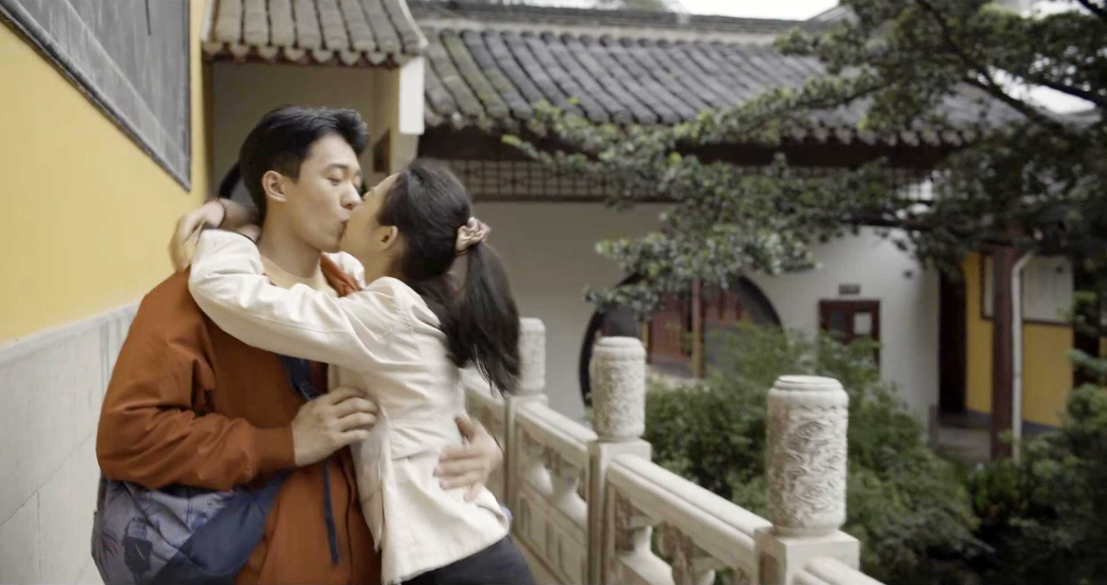 戚成钢约会小情人