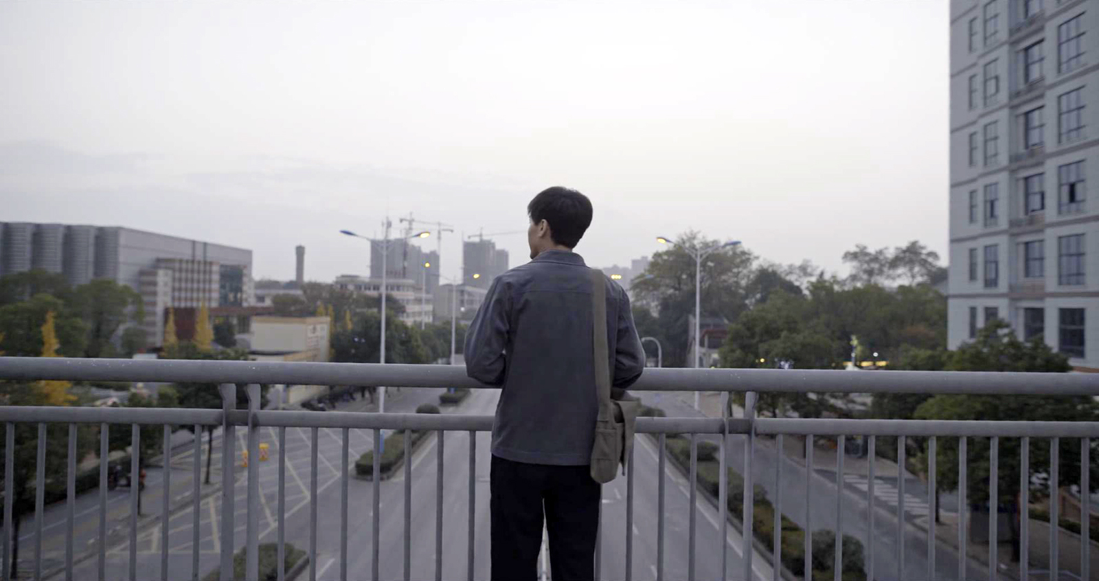 一成等居岸的天桥