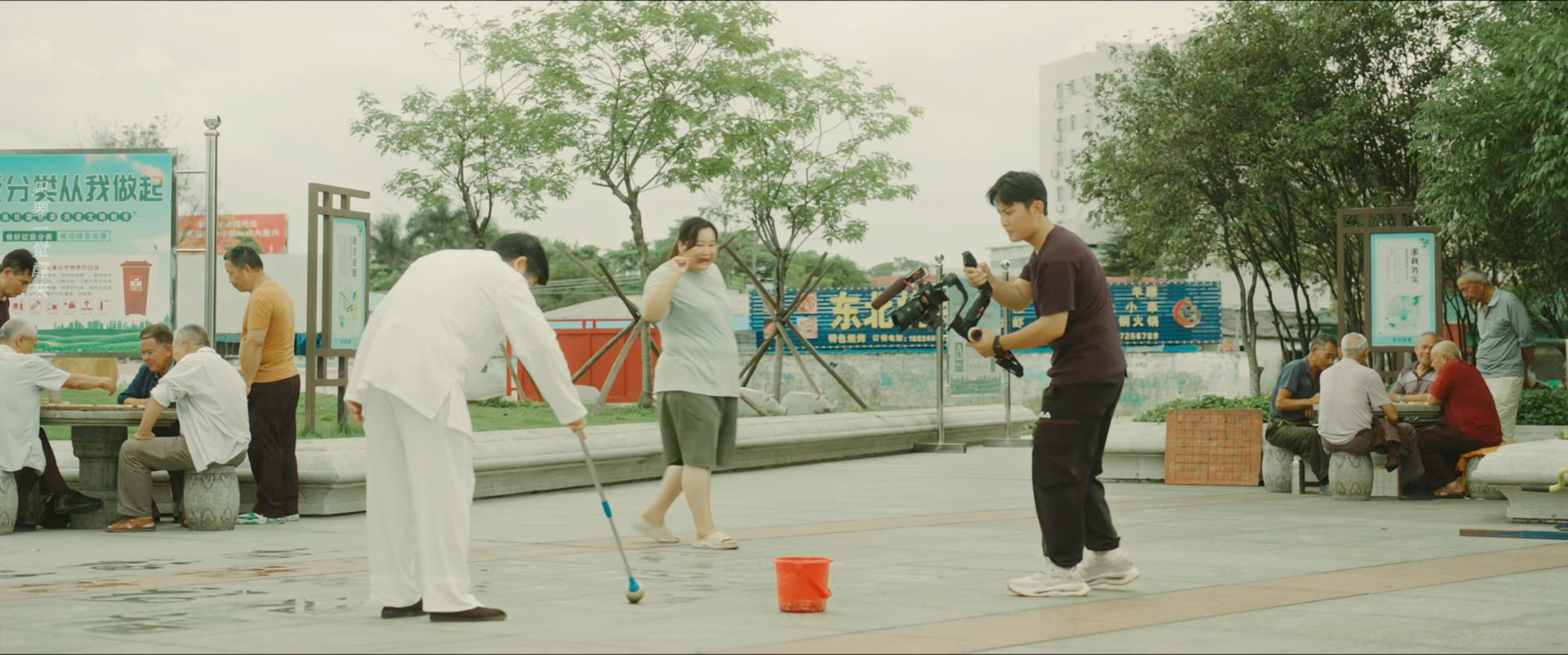 乐莹路过广场