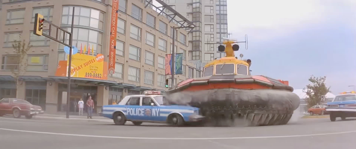 气垫船撞车