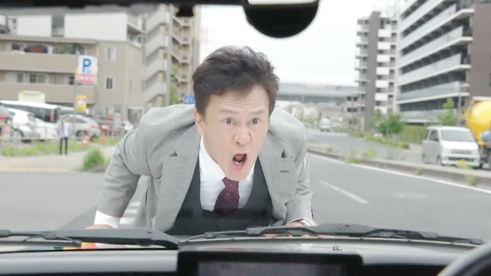 阵马拦住出租车