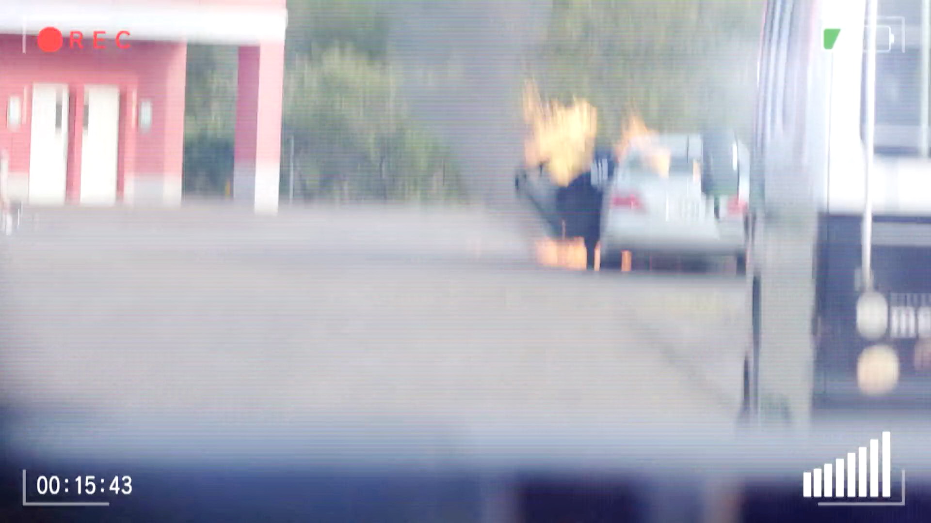 无人机轰炸警车