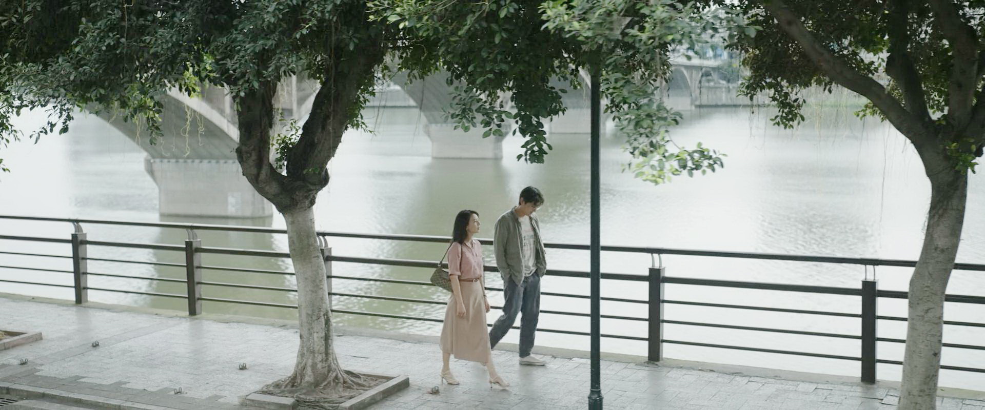江边散步