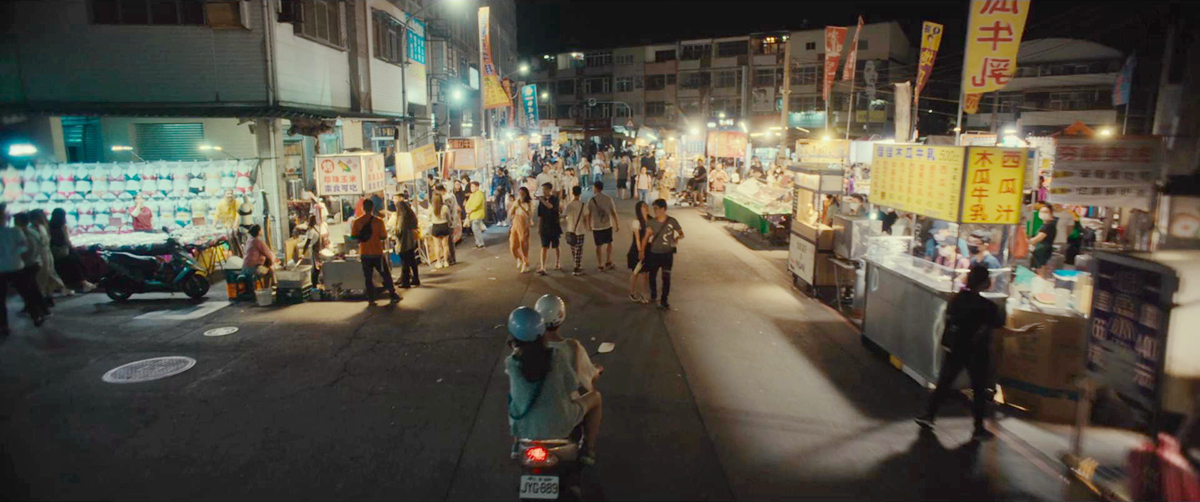 Ami穿过夜市