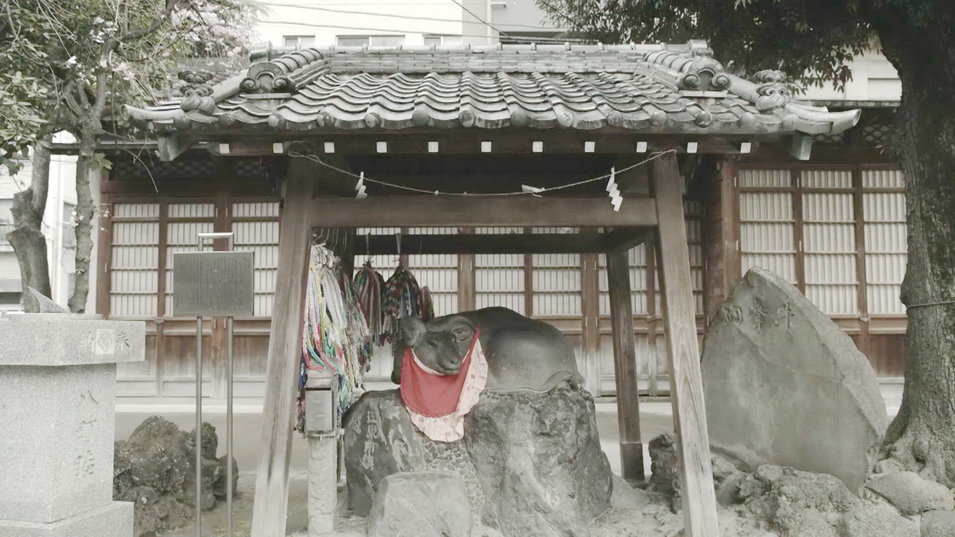 有牛雕像的神社