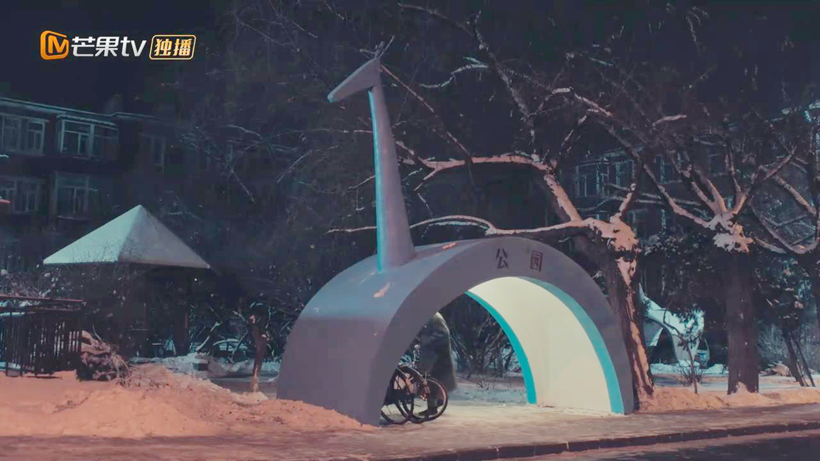 李进步扛走自行车
