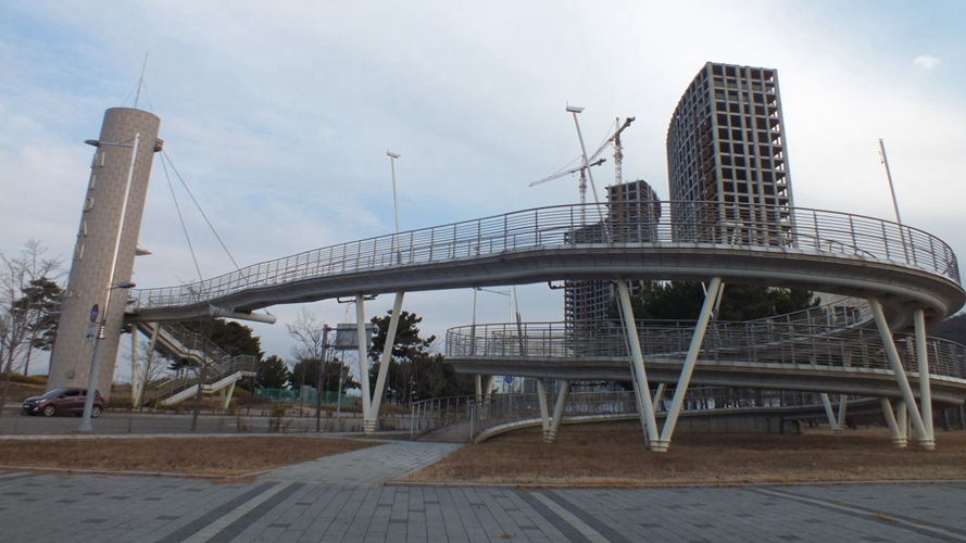 美端城市行人天桥