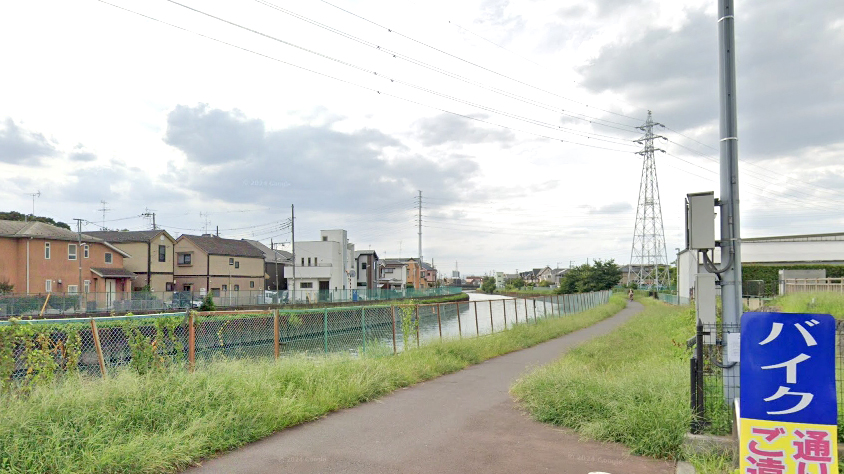谷冢上町交流广场沿河道路