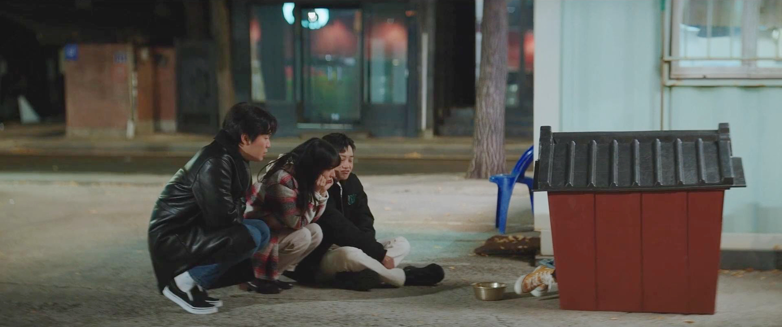 麟伊睡狗窝