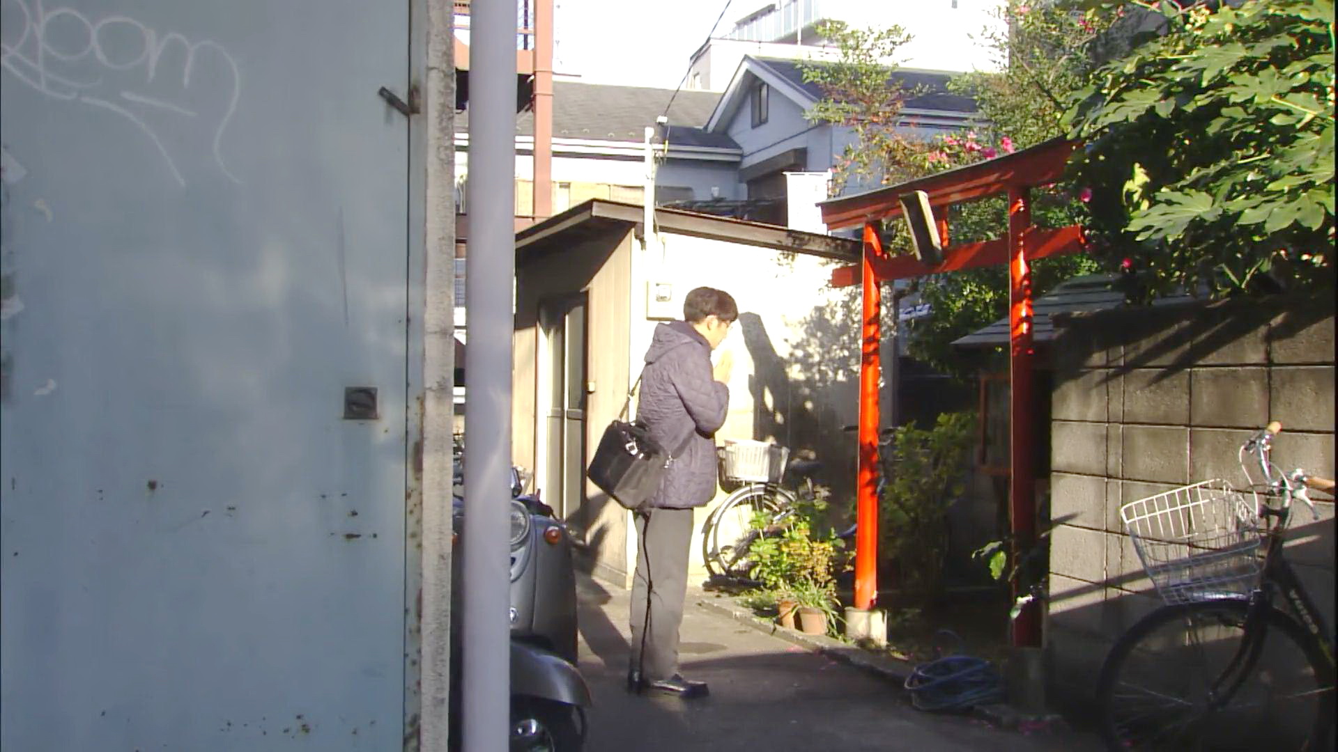滨崎家楼下的神社