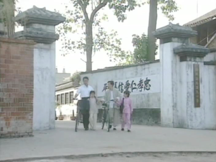 小学门口/小草撞车