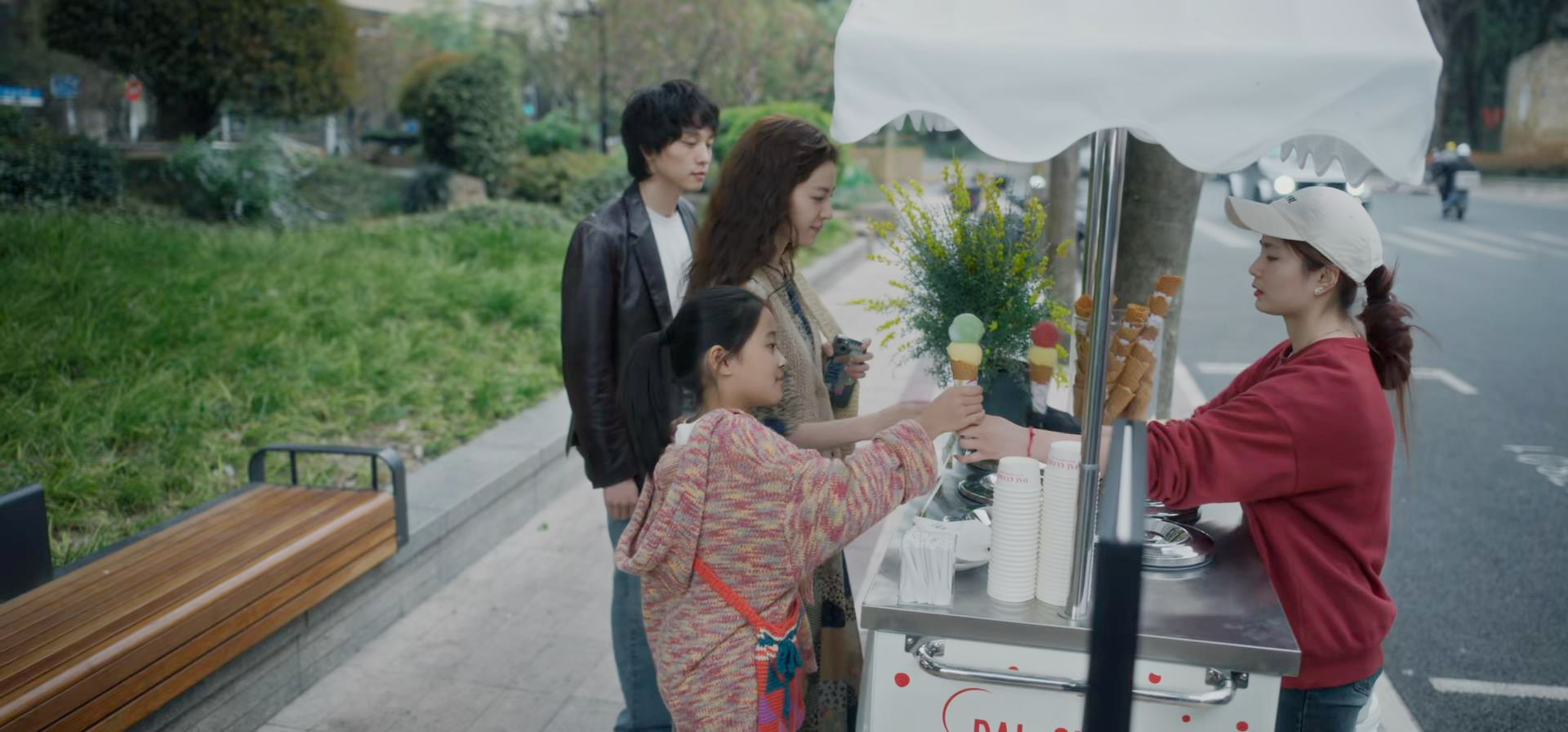 小叶茉莉买甜筒