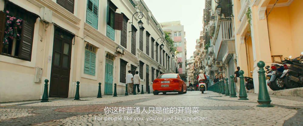晴朗欧阳两车并行