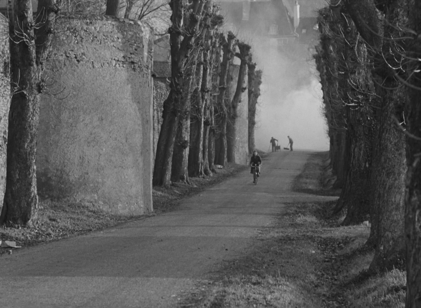 女演员骑车赴约
