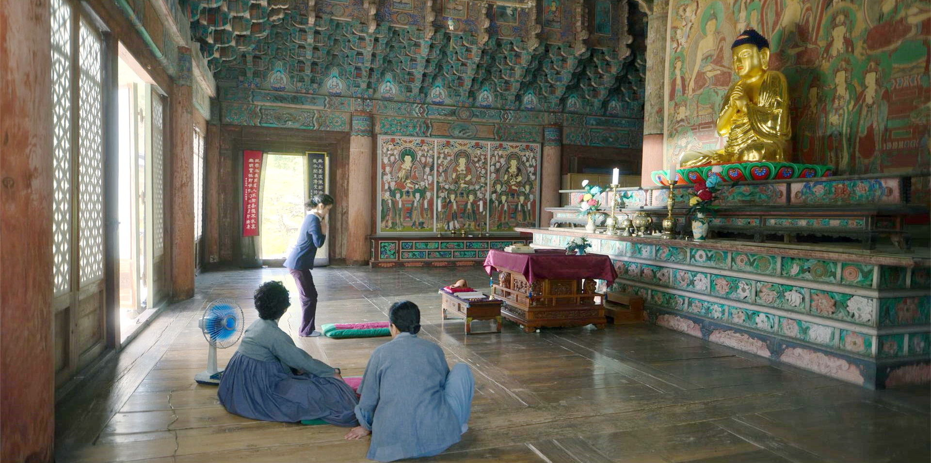 拜佛寺庙内景