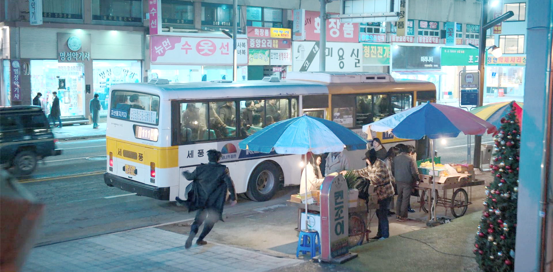 朴钟燮追上公交车