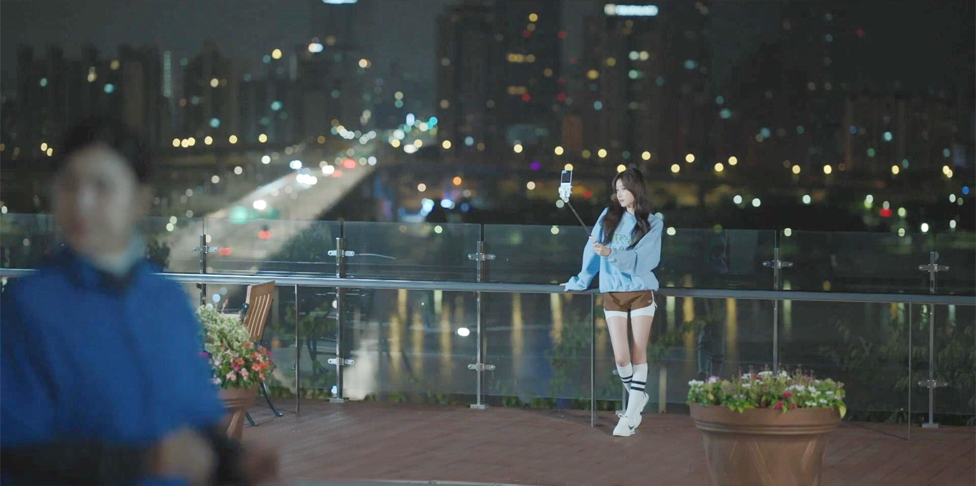 朱艺莉偷听大妈闲聊