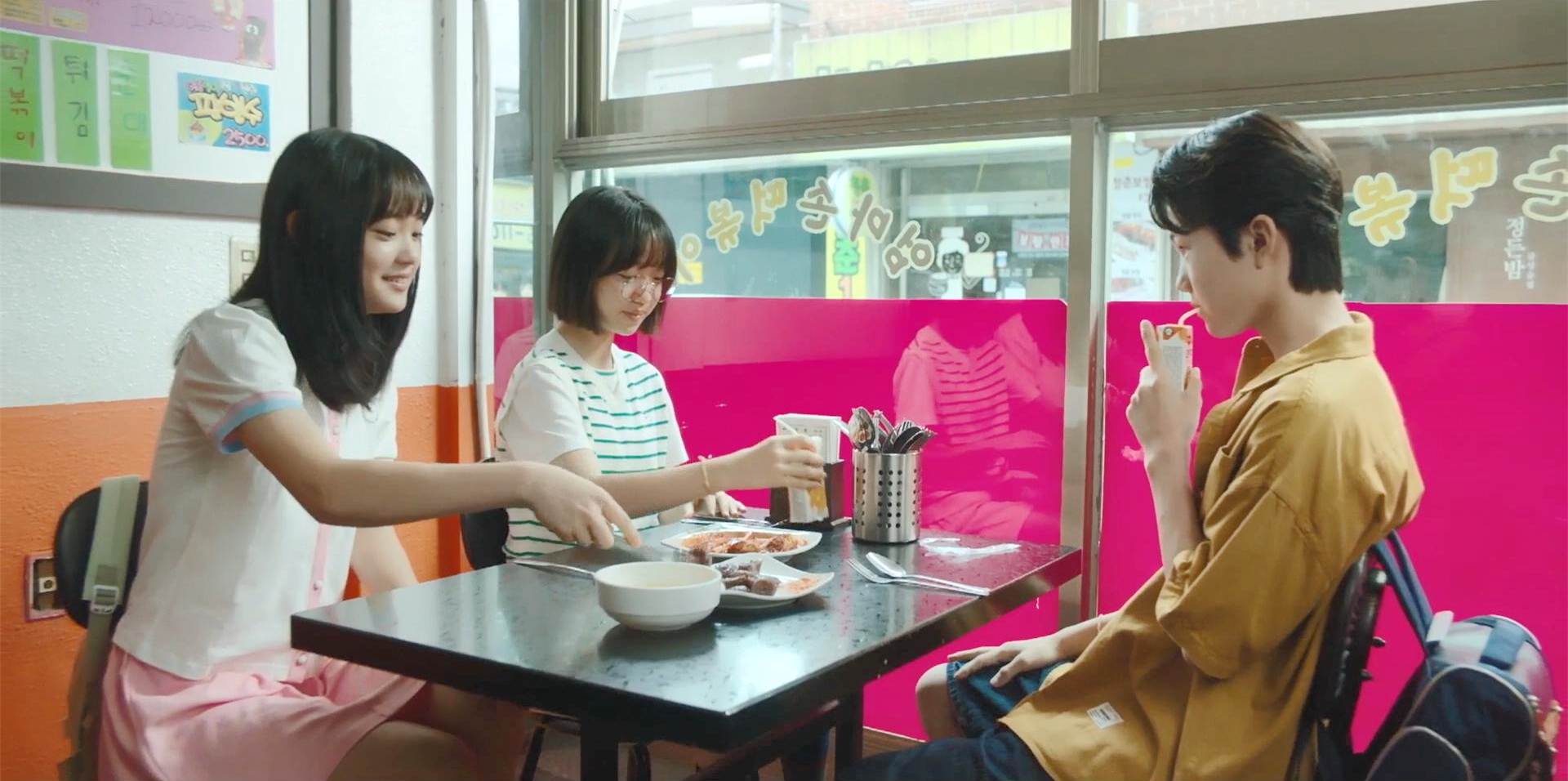 崔京当电灯泡