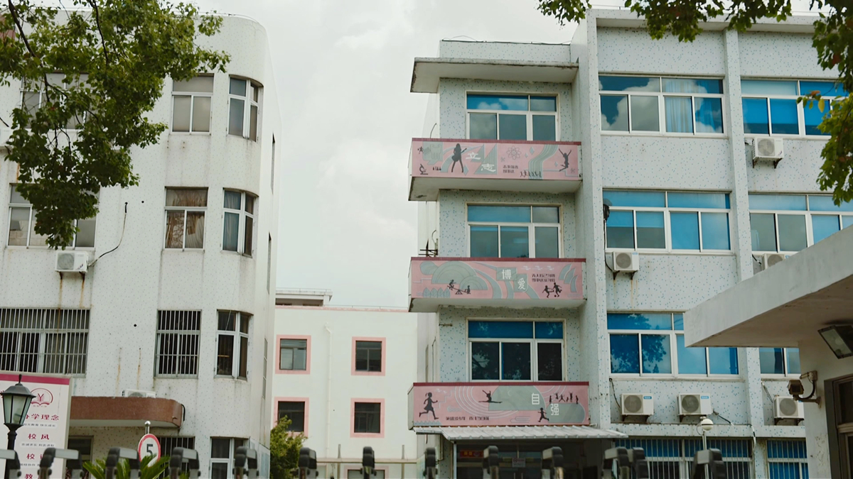 晓荷前男友工作的小学