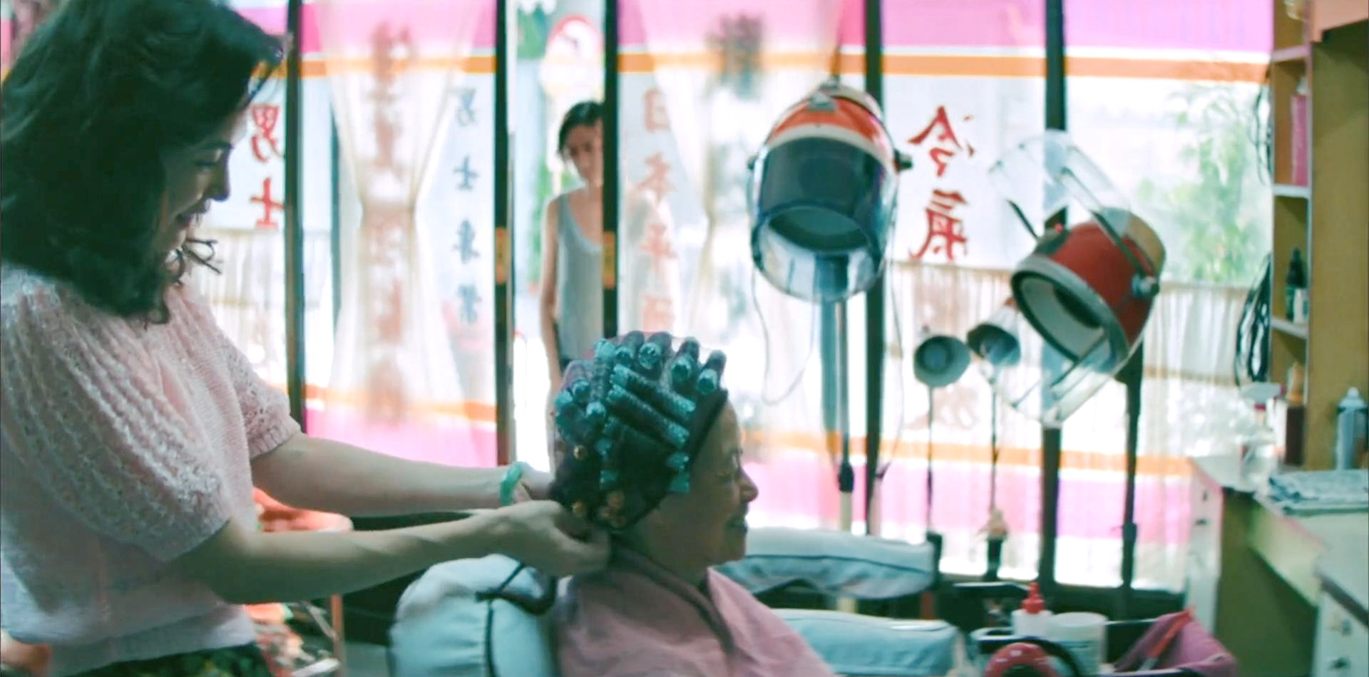 女人工作的美发厅