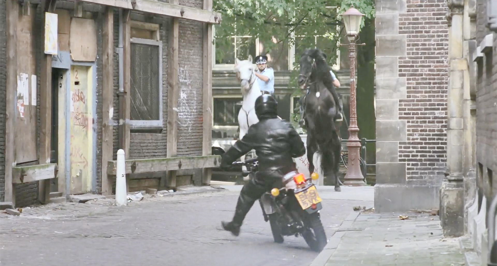骑警拦截嫌犯