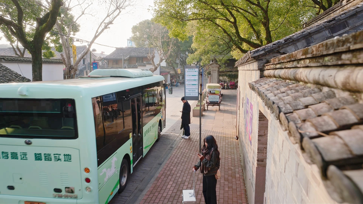 隐身橙橙上公交车