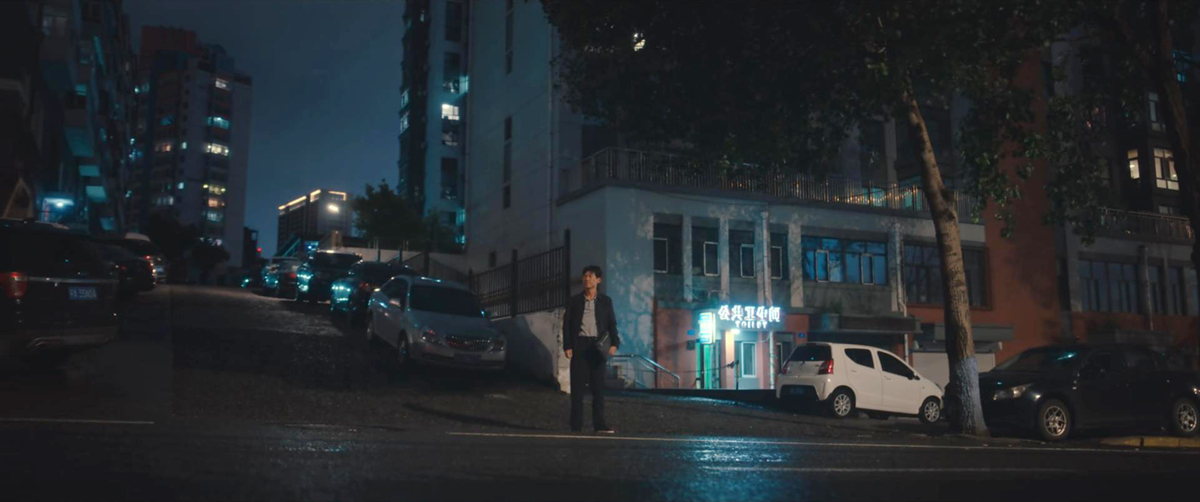 张一昂家小区门口