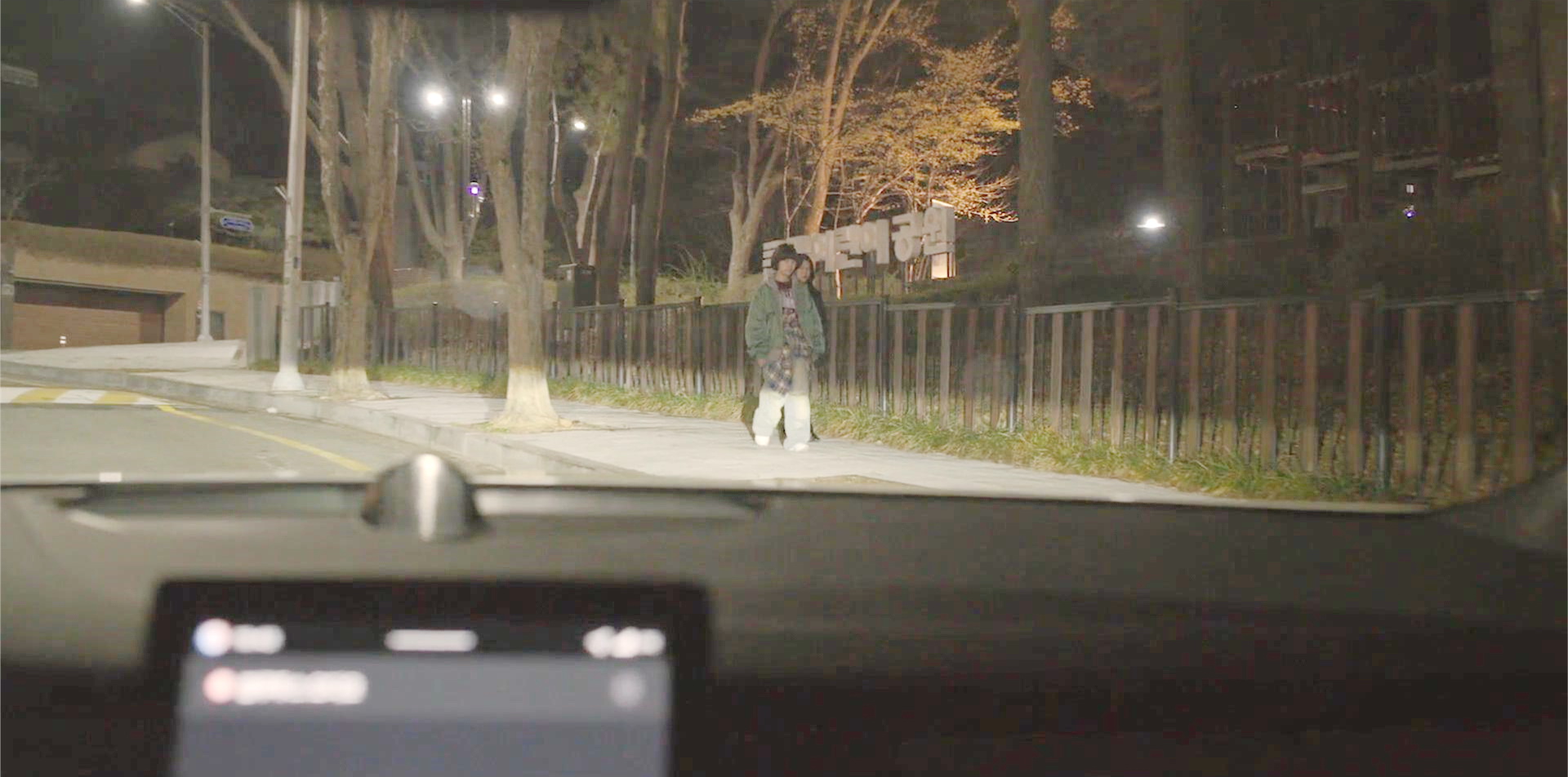 安秀晶路遇两个孩子