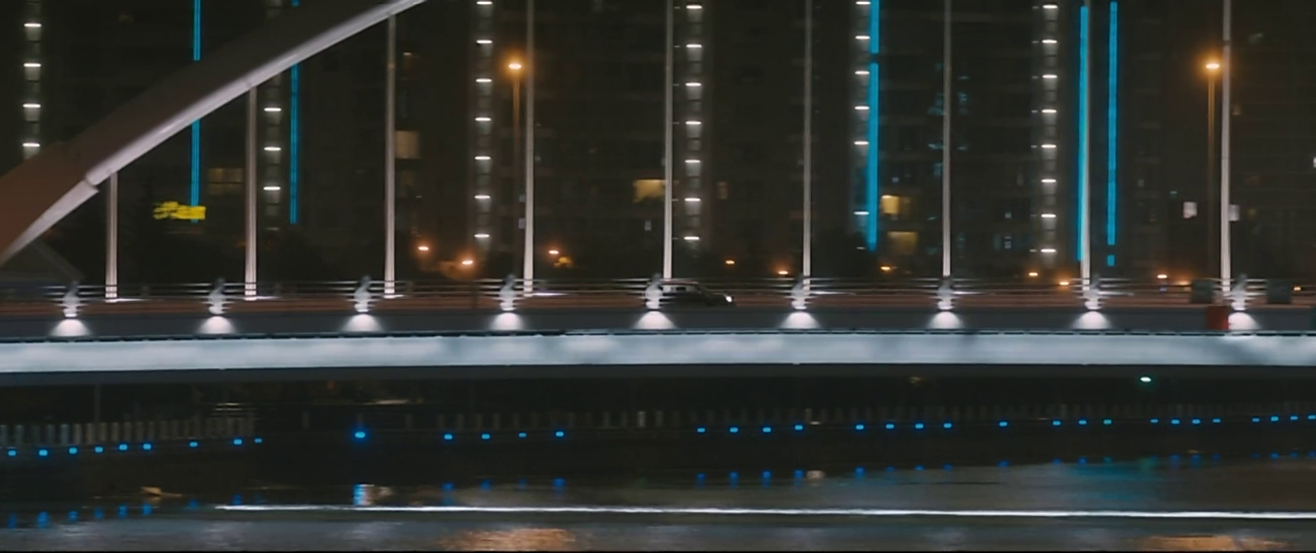 夜景中的桥