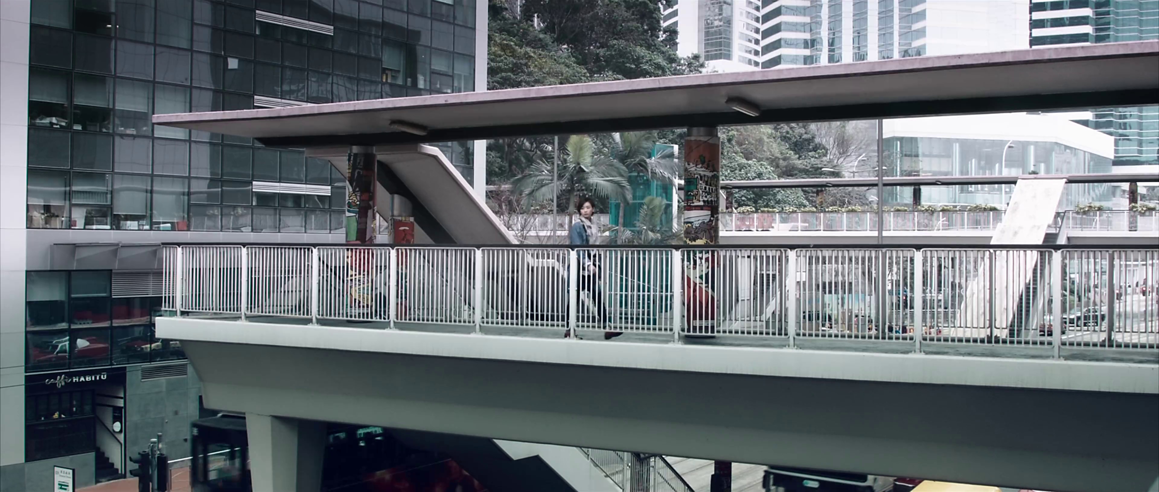 小月离港前走过的天桥
