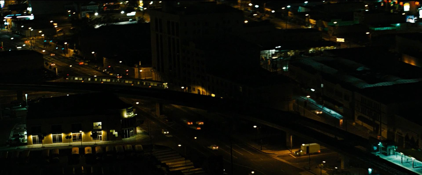 夜色中疾驰的赛车