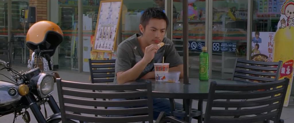 阿嘉返乡暂停吃饭的便利店