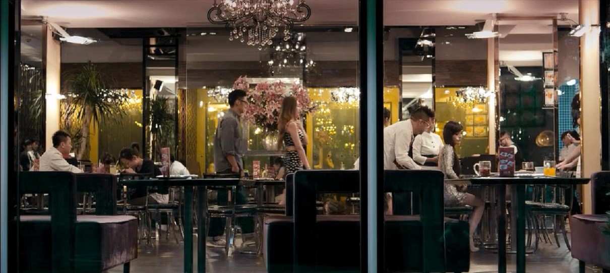 志明和朋友们夜店后去餐馆