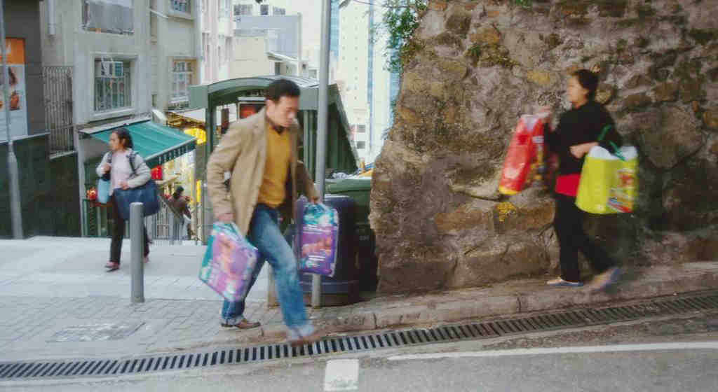 Robert拎尿布去Macy家路上